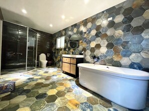 Deluxe-Vierbettzimmer | Badezimmer