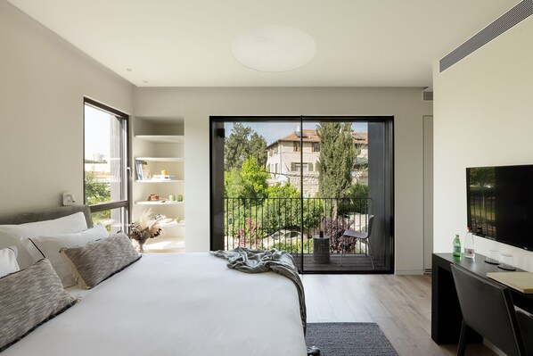 6 bedrooms, iron/ironing board, WiFi, bed sheets