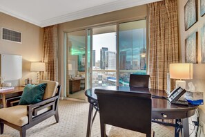 Studio Suite Mewah | Ruang makan