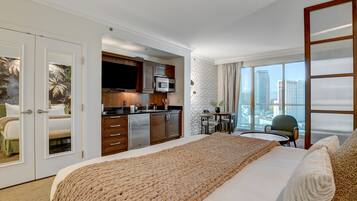 ラグジュアリー スタジオスイート | ピロートップベッド、セーフティボックス (室内)、遮光カーテン、防音設備