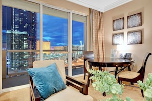 Studio Suite Premium | Bantalan ekstra lembut, brankas, tirai kedap cahaya, dan kedap suara