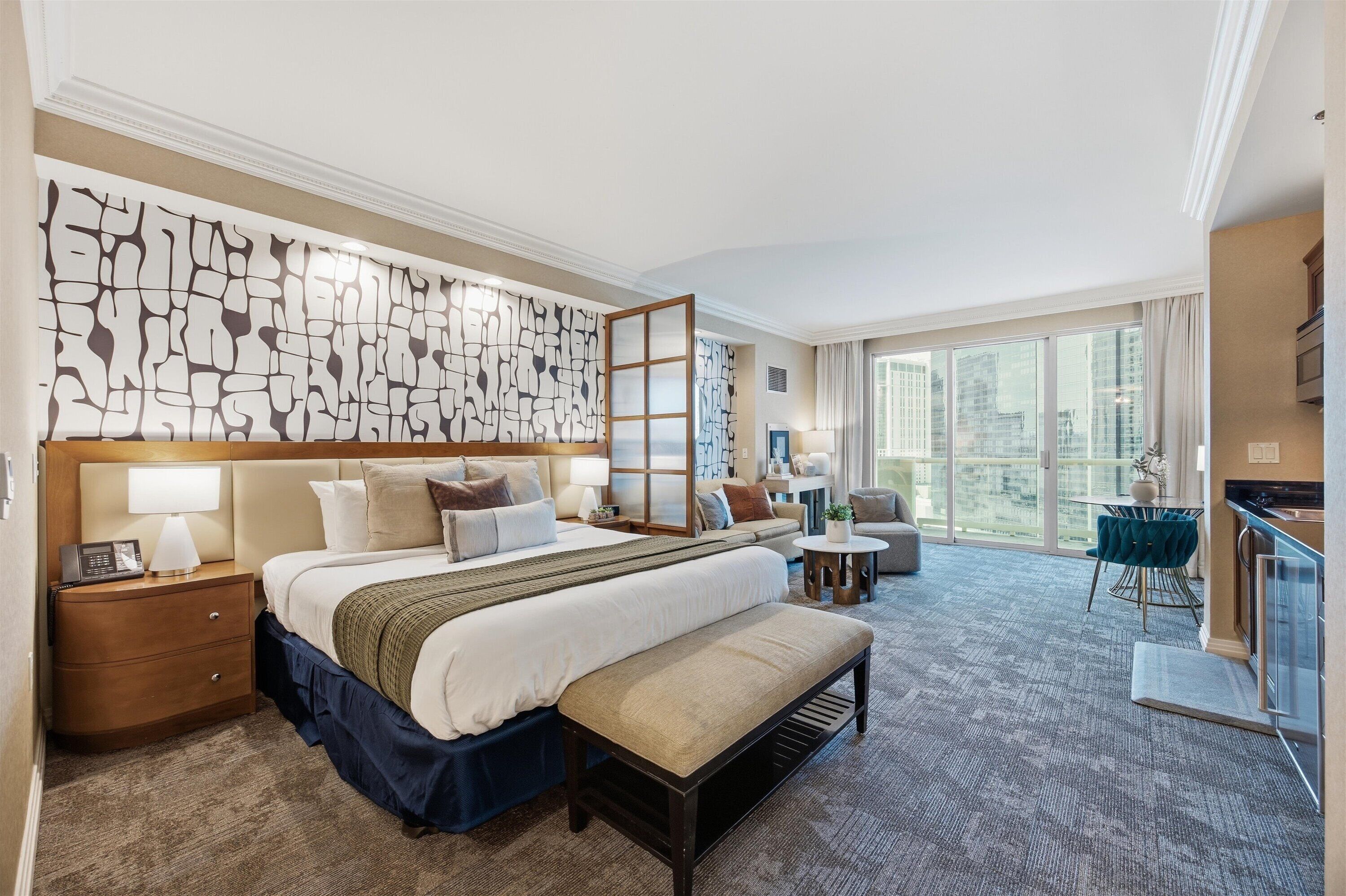 Studio Suite Premium | Két bảo mật tại phòng, trang trí khác biệt 