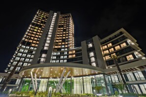 A modern hotel with a curved facade and a central atrium. - Air Basaksehir By Newinn (Istanbul)