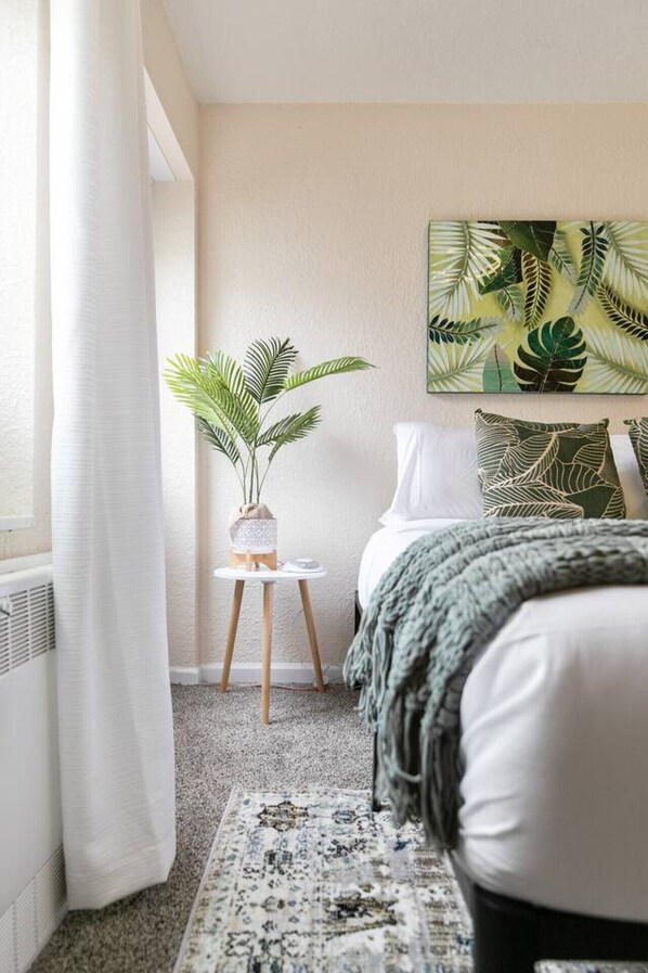 3 bedrooms, desk, iron/ironing board, travel cot - Sleeps 7{SPACIOUS}Pets Welcome! (Sheboygan)