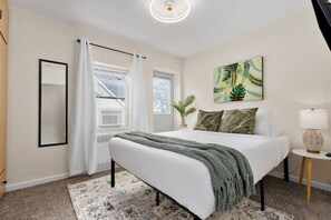 3 makuuhuonetta, työpöytä, silitysrauta/-lauta, vauvan matkasänky