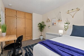 3 habitaciones, escritorio y tabla de planchar con plancha 