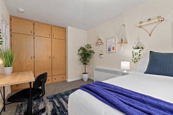 3 bedrooms, desk, iron/ironing board, travel crib