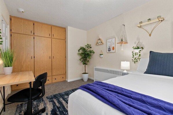 3 bedrooms, desk, iron/ironing board, travel crib