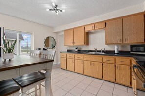 Fridge, microwave, oven, stovetop - Sleeps 7{SPACIOUS}Pets Welcome! (Sheboygan)