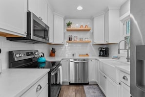 Réfrigérateur, four à micro-ondes, un four, surface de cuisson