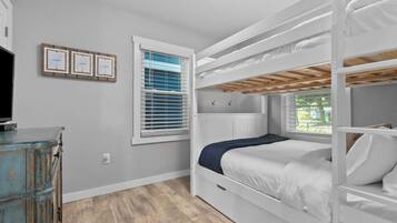 2 habitaciones, escritorio y tabla de planchar con plancha