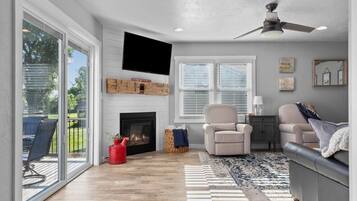 Smart TV, lareira, livros