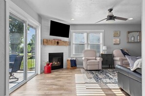 Téléviseur connecté, foyer, livres