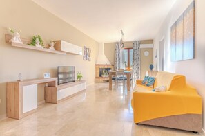 TV, fireplace - THE HOUSES OF FLAVIA - The Treasure of Etna (Roccalumera)