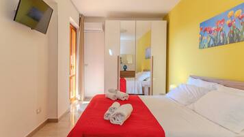 Una scrivania, Wi-Fi gratuito, lenzuola