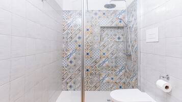 Doccia, asciugacapelli, bidet, asciugamani