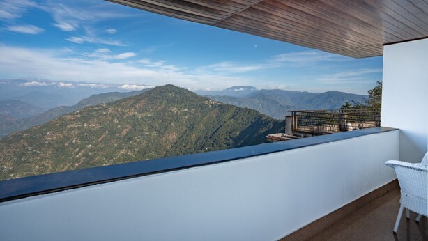 Un balcon donnant sur un paysage montagneux.