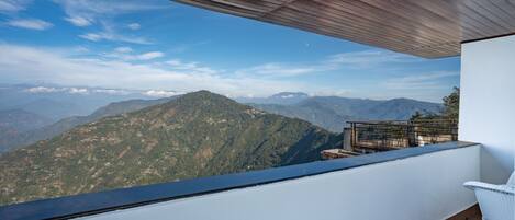 Penthouse with Balcony, Mountain & River View | Terrace/patio