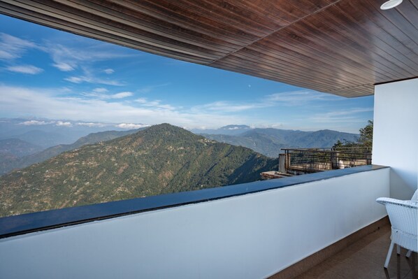 Penthouse with Balcony, Mountain & River View | Teras/patio