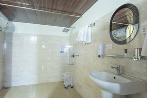 Penthouse with Balcony, Mountain & River View | Bathroom