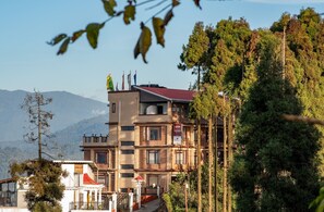 Front of property - Summit Sherpa Mountain Inn (Kalimpong)