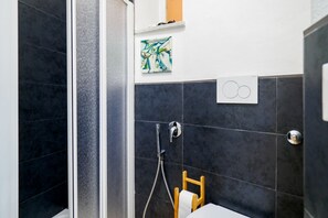 Douche, articles de toilette écologiques, sèche-cheveux, bidet