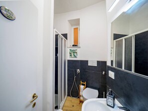 Dusche, umweltfreundliche Kosmetikartikel, Haartrockner, Bidet