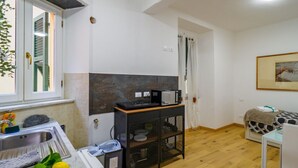 Coffee/tea maker, fridge, microwave, stovetop