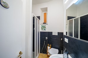 Dusche, umweltfreundliche Kosmetikartikel, Haartrockner, Bidet