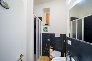 Regadera, amenidades de baño ecológicas, secadora de cabello, bidet 