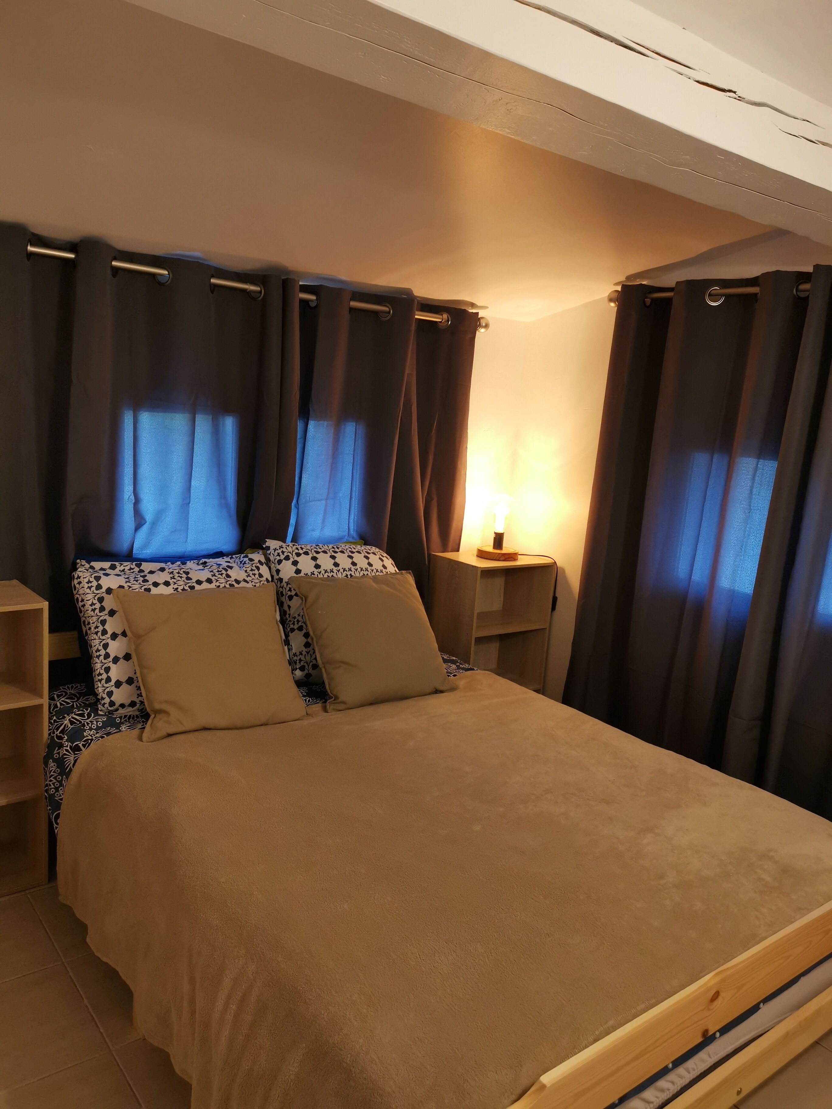 5 bedrooms, iron/ironing board, WiFi, bed sheets