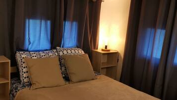 Een strijkplank/strijkijzer, wifi, beddengoed