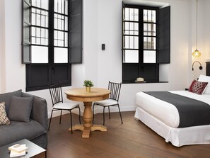 Iron/ironing board, Internet, bed sheets - Elegant and comfortable open-plan studio with Free Parking (Sevilla)