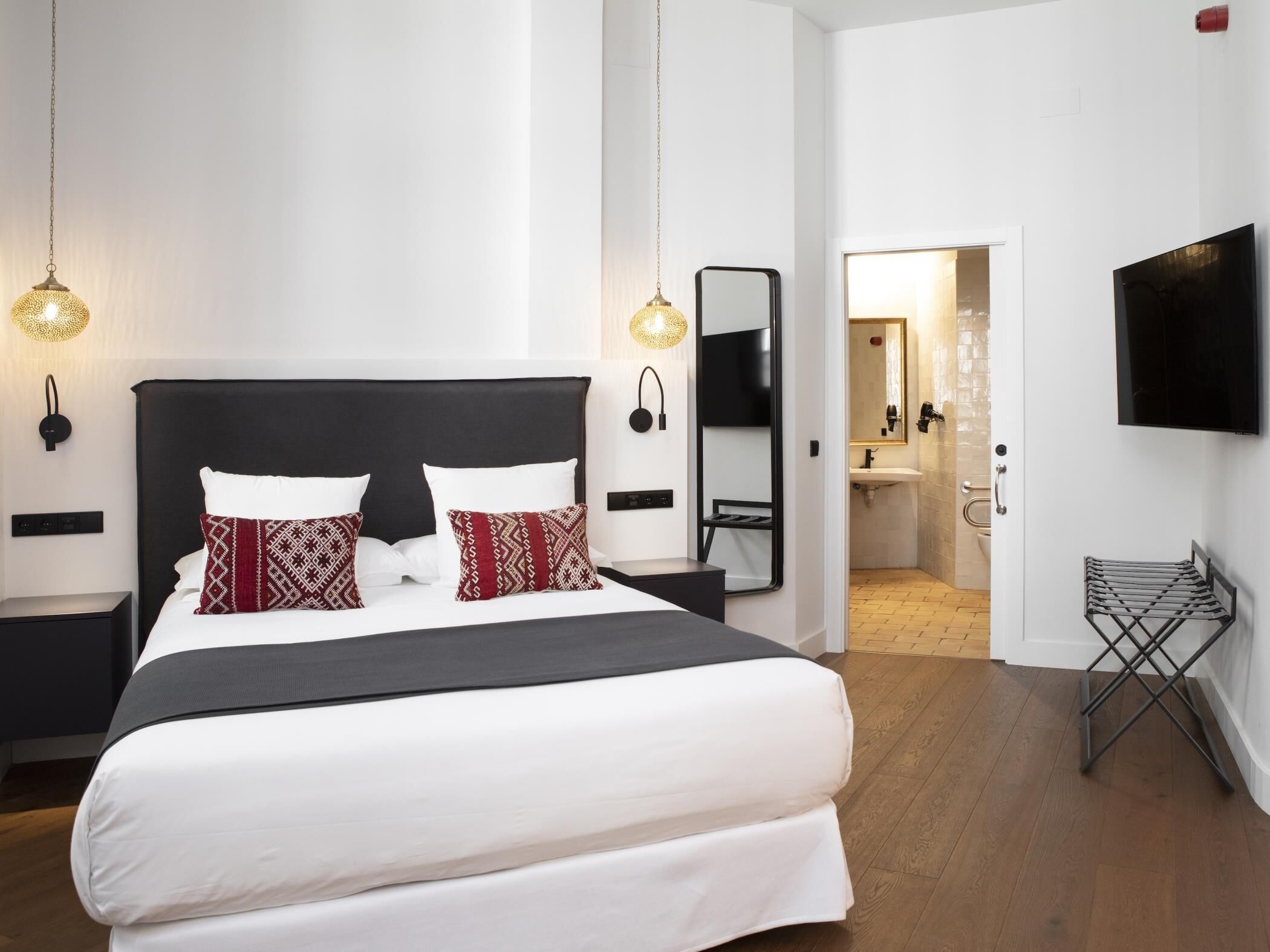 Een strijkplank/strijkijzer, internet, beddengoed