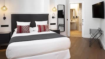 Een strijkplank/strijkijzer, internet, beddengoed