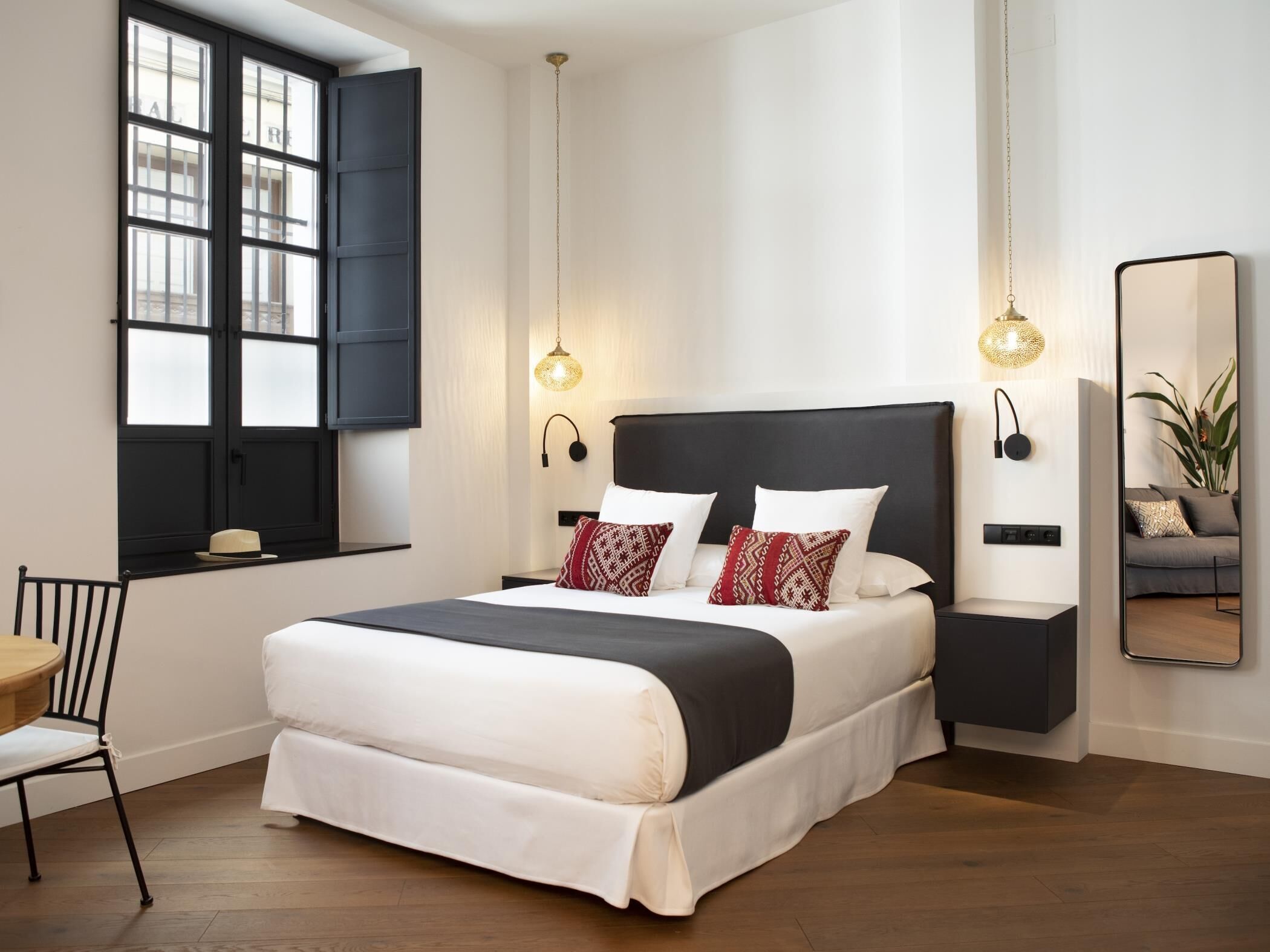 Een strijkplank/strijkijzer, internet, beddengoed