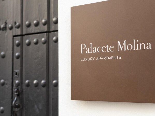 A brown sign with the text "Palacete Molina LUXURY APARTMENTS". - Elegant and comfortable open-plan studio with Free Parking (Sevilla)