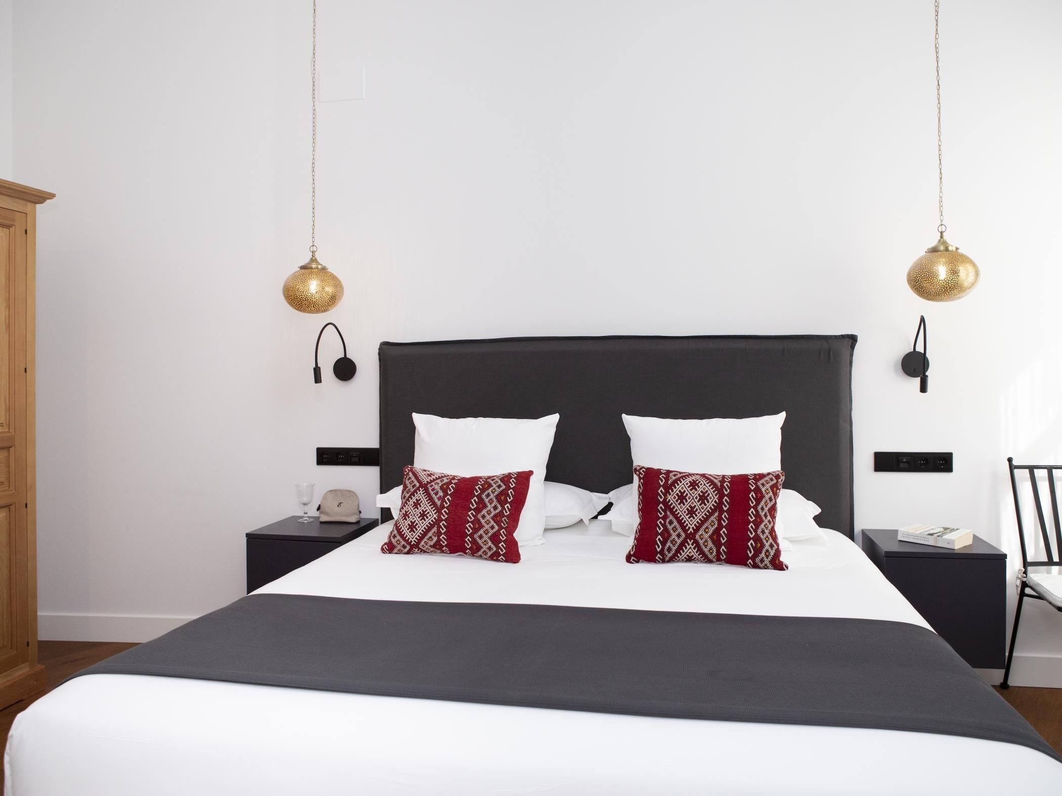 2 slaapkamers, een strijkplank/strijkijzer, internet, beddengoed