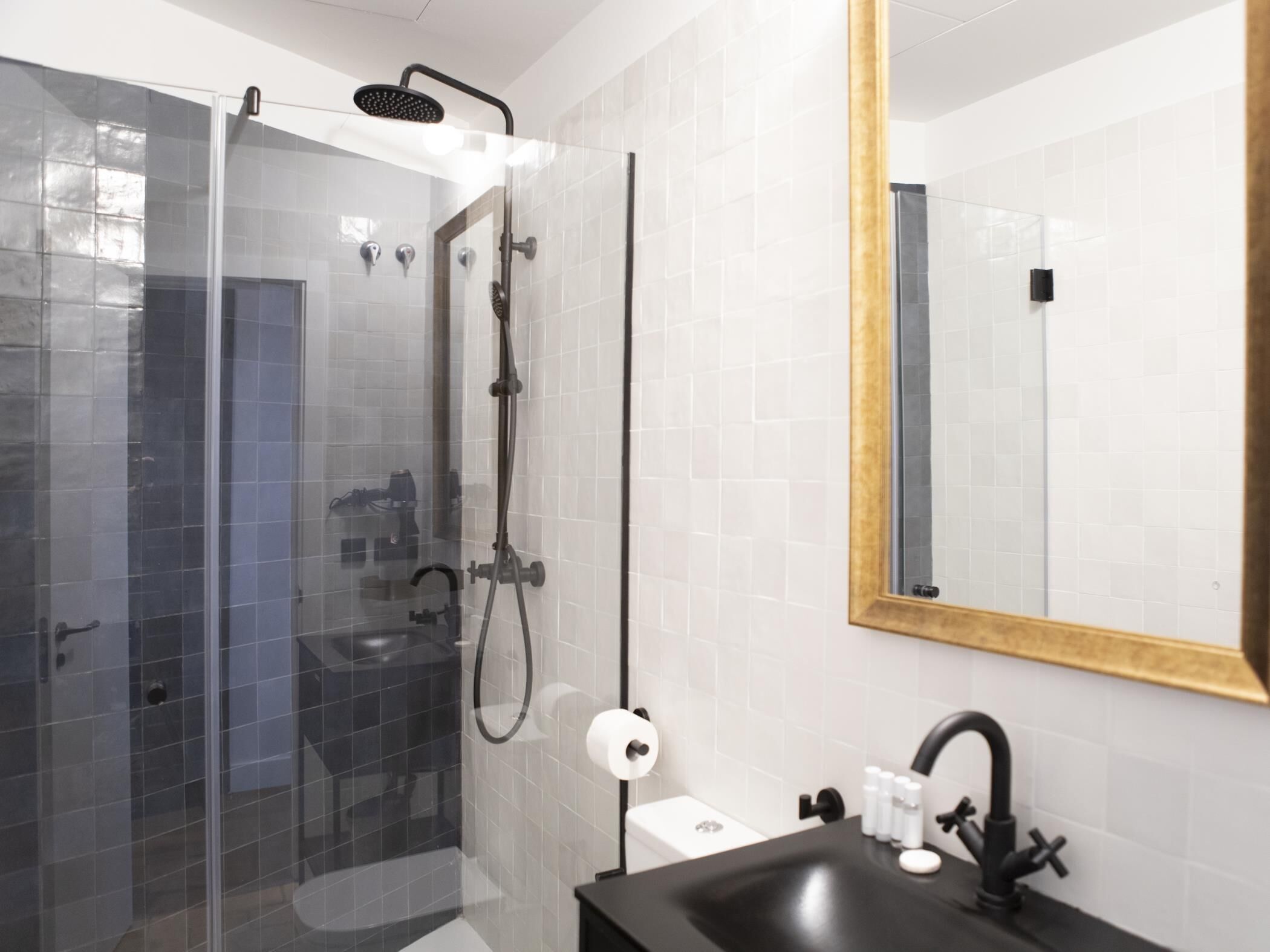 Een douche, een haardroger, handdoeken