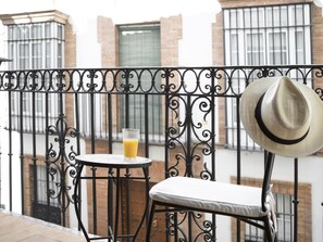 Property grounds - Apartment with balcony for 2 couples with 2 separate bedrooms and bathrooms (Sevilla)