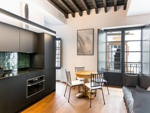 TV - Apartment with balcony for 2 couples with 2 separate bedrooms and bathrooms (Sevilla)