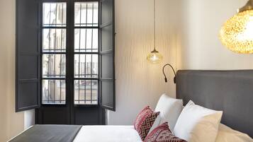 3 bedrooms, iron/ironing board, internet, bed sheets