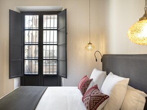 3 bedrooms, iron/ironing board, internet, bed sheets