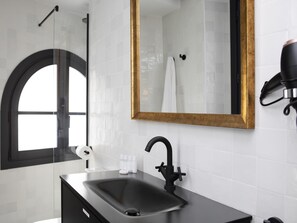 Shower, hair dryer, towels - Bright and light 2 bedroom, 2 bathroom penthouse with lovely outdoor space (Sevilla)