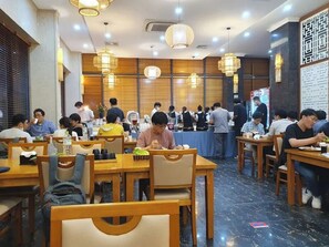 Café da manhã com buffet grátis todos os dias