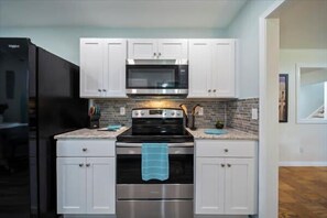 Fridge, microwave, oven, stovetop - Spacious 4/2BR Home |Pet-Friendly |Midtown Tulsa (Tulsa)