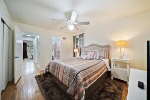 4 bedrooms, iron/ironing board, WiFi, bed sheets - Spacious 4/2BR Home |Pet-Friendly |Midtown Tulsa (Tulsa)
