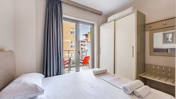 1 bedroom, desk, iron/ironing board, WiFi