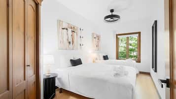 3 bedrooms, iron/ironing board, travel crib, free WiFi