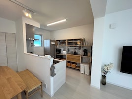 Refrigerador con freezer, microondas, placa de cocina, lavavajillas